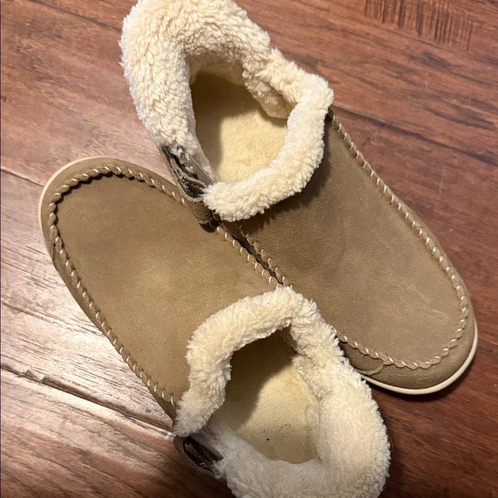 Cozy Women's Tan Slip-On Slippers - Picture 7 of 8